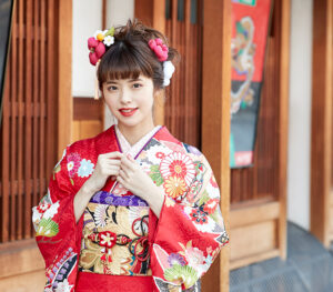 成人式の振袖はどっちにする?定番の古典柄VS現代風のレトロ柄