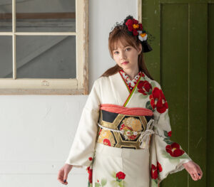 振袖の色選びは卒業?成人式はフレッシュな白とクールな黒で華やかに