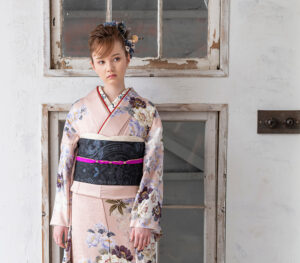 成人式の振袖で目立つ柄や色って?無地でも目立てる?コツを解説